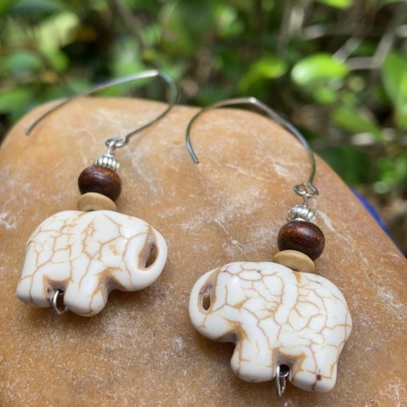 Boho Rustic White howlite stone Elephant earrings - Picture 9 of 10